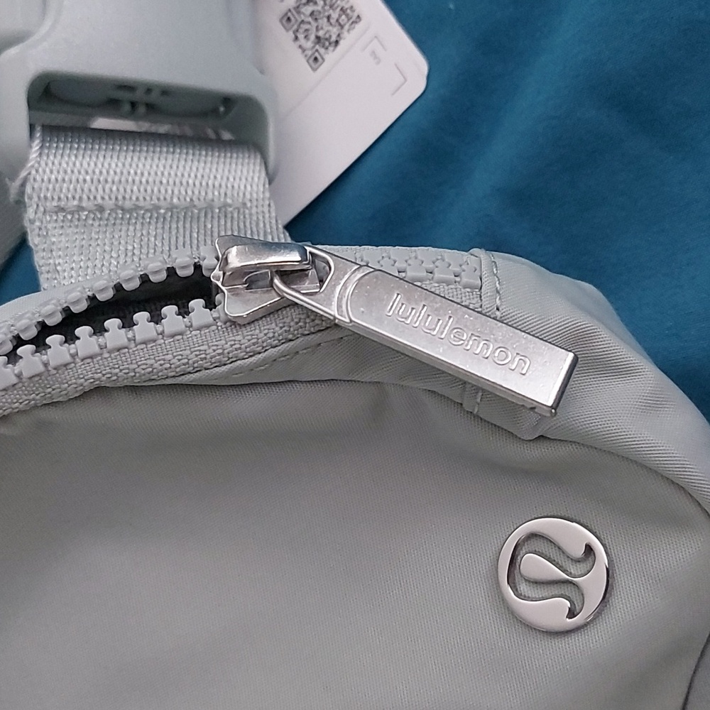 Lululemon Everywhere Belt Bag - Picture 9 of 9